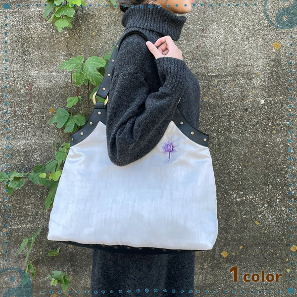 シンプル蓮刺繍バッグ